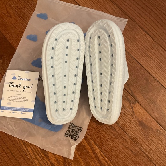 Women's Light Blue Slide Cloudie Slides New - Picture 3 of 3